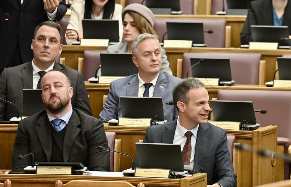 <p>Na današnjoj sjednici parlamenta raspravljalo i glasalo o predlogu za izmjene Ustava koji se tiče ukidanja imuniteta članovima Vlade za koruptivna krivična djela, kao i o popuni praznih mjesta u Sudskom savjetu</p>