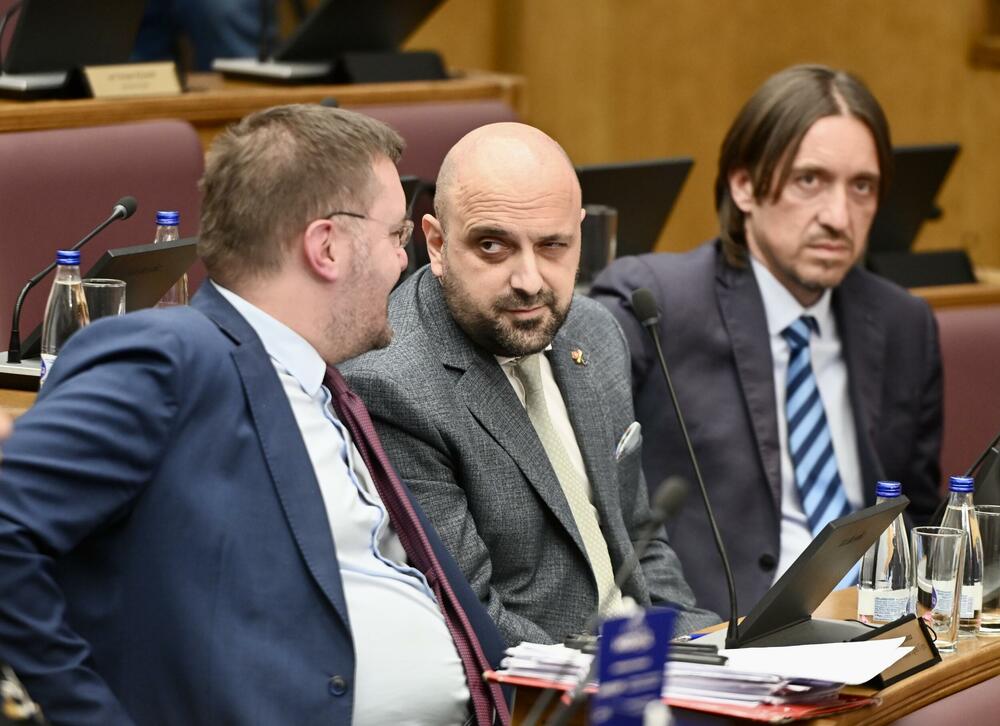<p>Na današnjoj sjednici parlamenta raspravljalo i glasalo o predlogu za izmjene Ustava koji se tiče ukidanja imuniteta članovima Vlade za koruptivna krivična djela, kao i o popuni praznih mjesta u Sudskom savjetu</p>