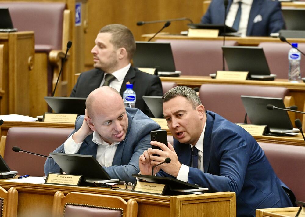 <p>Na današnjoj sjednici parlamenta raspravljalo i glasalo o predlogu za izmjene Ustava koji se tiče ukidanja imuniteta članovima Vlade za koruptivna krivična djela, kao i o popuni praznih mjesta u Sudskom savjetu</p>