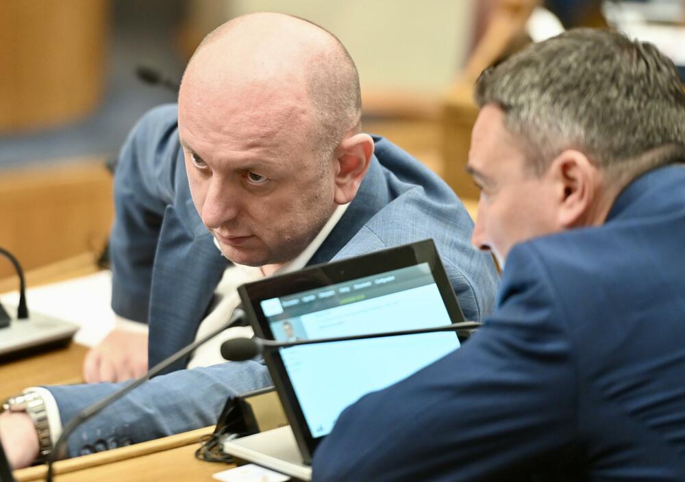 <p>Na današnjoj sjednici parlamenta raspravljalo i glasalo o predlogu za izmjene Ustava koji se tiče ukidanja imuniteta članovima Vlade za koruptivna krivična djela, kao i o popuni praznih mjesta u Sudskom savjetu</p>