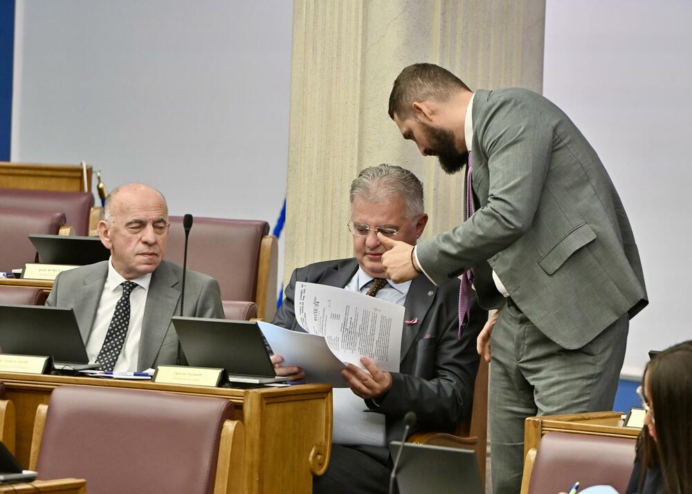 <p>Na današnjoj sjednici parlamenta raspravljalo i glasalo o predlogu za izmjene Ustava koji se tiče ukidanja imuniteta članovima Vlade za koruptivna krivična djela, kao i o popuni praznih mjesta u Sudskom savjetu</p>
