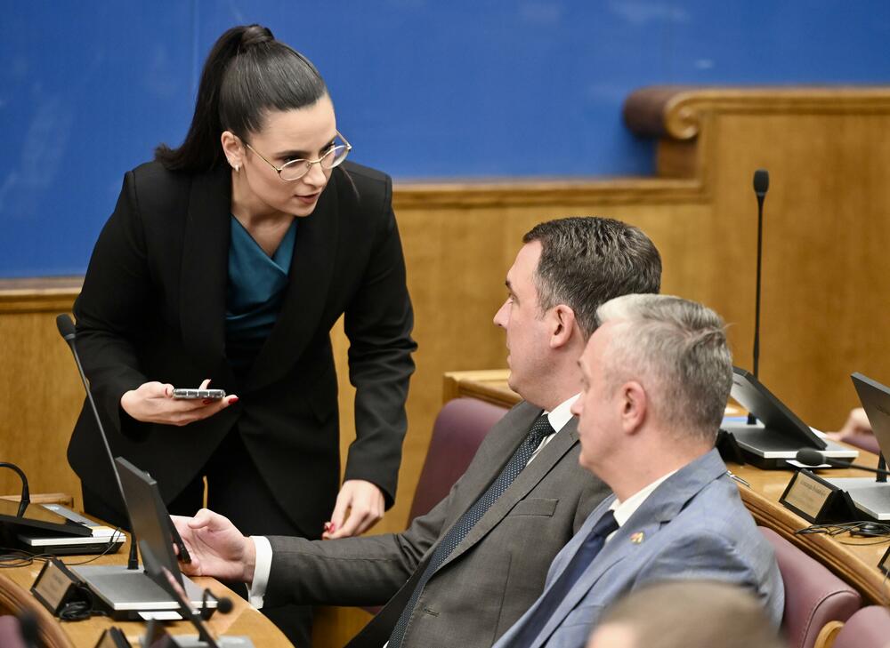 <p>Na današnjoj sjednici parlamenta raspravljalo i glasalo o predlogu za izmjene Ustava koji se tiče ukidanja imuniteta članovima Vlade za koruptivna krivična djela, kao i o popuni praznih mjesta u Sudskom savjetu</p>
