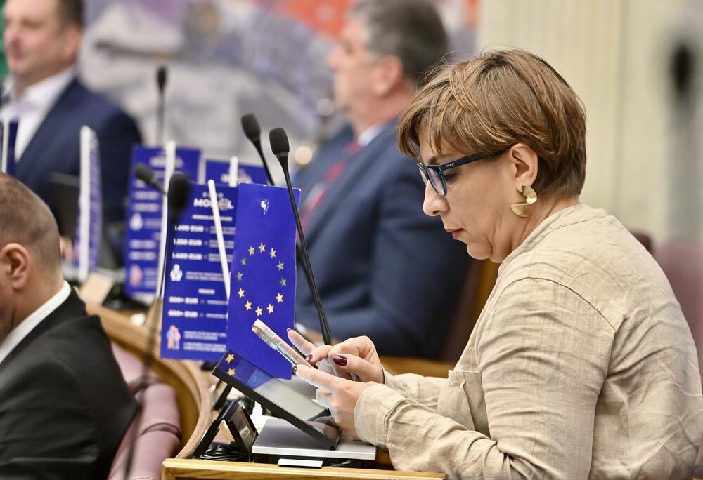 <p>Na današnjoj sjednici parlamenta raspravljalo i glasalo o predlogu za izmjene Ustava koji se tiče ukidanja imuniteta članovima Vlade za koruptivna krivična djela, kao i o popuni praznih mjesta u Sudskom savjetu</p>