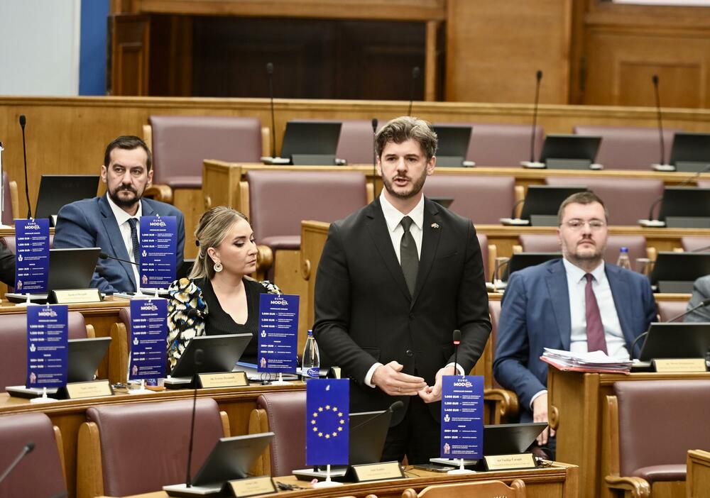 <p>Na današnjoj sjednici parlamenta raspravljalo i glasalo o predlogu za izmjene Ustava koji se tiče ukidanja imuniteta članovima Vlade za koruptivna krivična djela, kao i o popuni praznih mjesta u Sudskom savjetu</p>