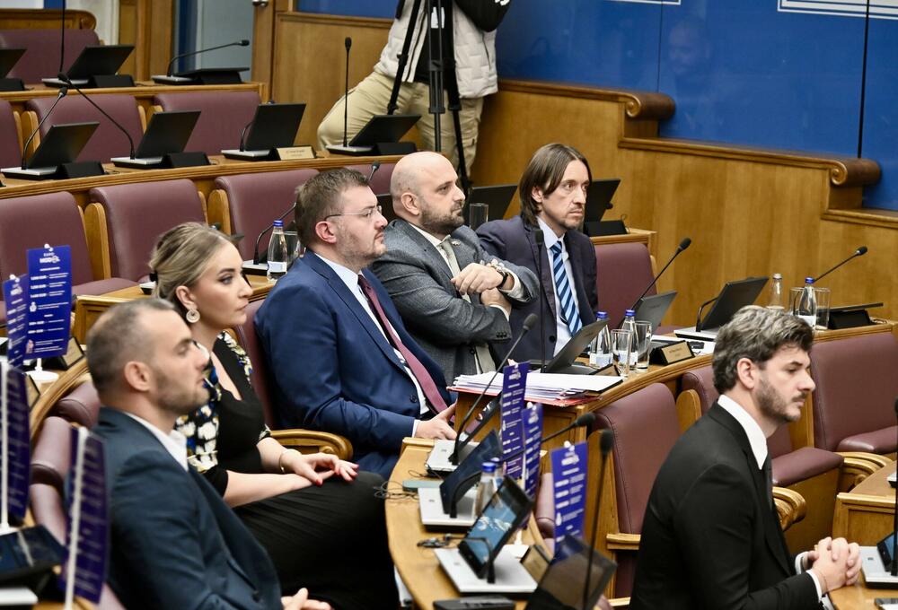 <p>Na današnjoj sjednici parlamenta raspravljalo i glasalo o predlogu za izmjene Ustava koji se tiče ukidanja imuniteta članovima Vlade za koruptivna krivična djela, kao i o popuni praznih mjesta u Sudskom savjetu</p>