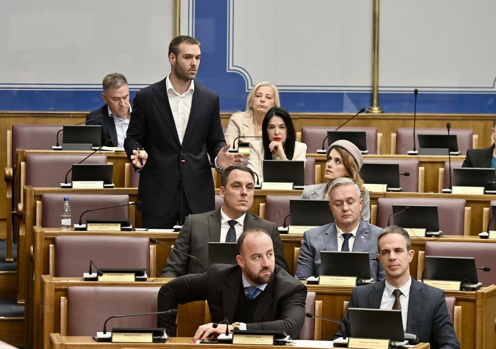 <p>Na današnjoj sjednici parlamenta raspravljalo i glasalo o predlogu za izmjene Ustava koji se tiče ukidanja imuniteta članovima Vlade za koruptivna krivična djela, kao i o popuni praznih mjesta u Sudskom savjetu</p>