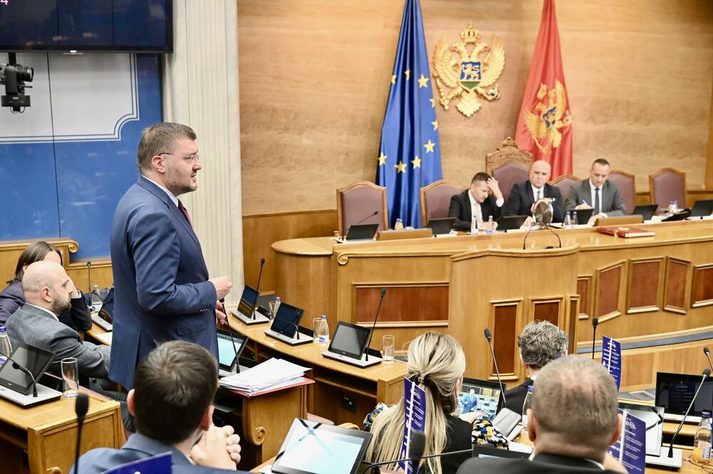 <p>Na današnjoj sjednici parlamenta raspravljalo i glasalo o predlogu za izmjene Ustava koji se tiče ukidanja imuniteta članovima Vlade za koruptivna krivična djela, kao i o popuni praznih mjesta u Sudskom savjetu</p>