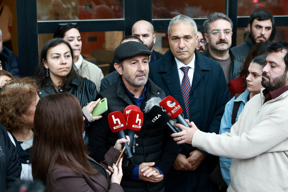 Voditelj Halk TV-a Serhan Asker obraća se medijima ispred dopisništva te televizije u Ankari, nakon što su turske vlasti imenovale državnog povjerenika za upravljanje ovom opoziciono orijentisanom televizijom, Foto: Reuters