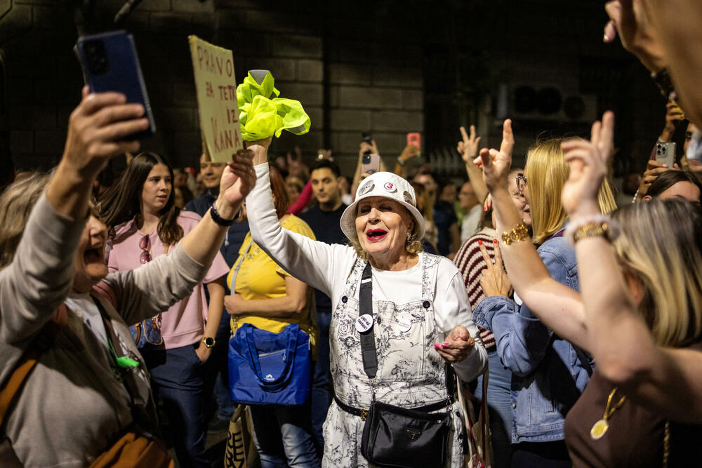 Protest ispred zgrade Republičke izborne komisije u Beogradu zbog odluke o načinu glasanja u dijaspori