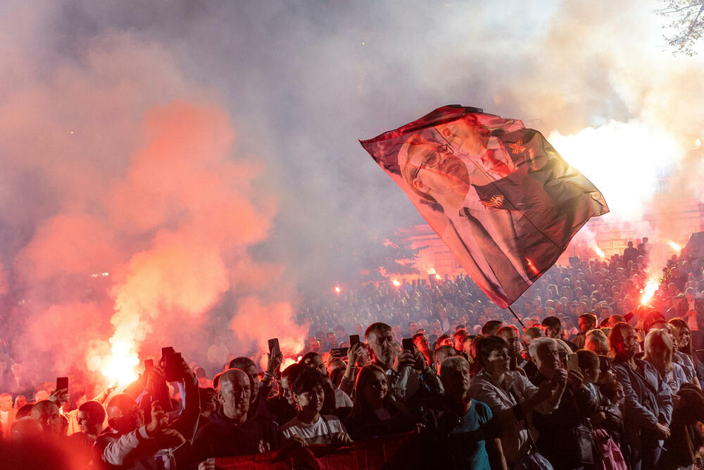 Vučićeve pristalice ispred Predsjedništva Srbije uoči njegove ostavke, 27. septembra