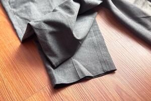 Sive pantalone su neočekivani modni favorit jeseni: Evo kako da ne...