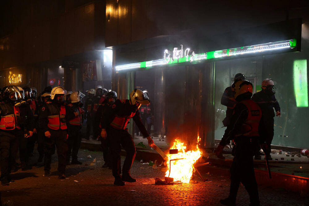 <p>Nemiri su dio šireg talasa studentskog aktivizma koji je zahvatio Evropu oko obrazovanja i životnih uslova, piše britanski list Gardijan</p>