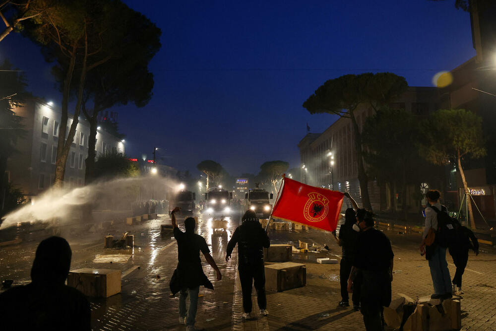 <p>Nemiri su dio šireg talasa studentskog aktivizma koji je zahvatio Evropu oko obrazovanja i životnih uslova, piše britanski list Gardijan</p>