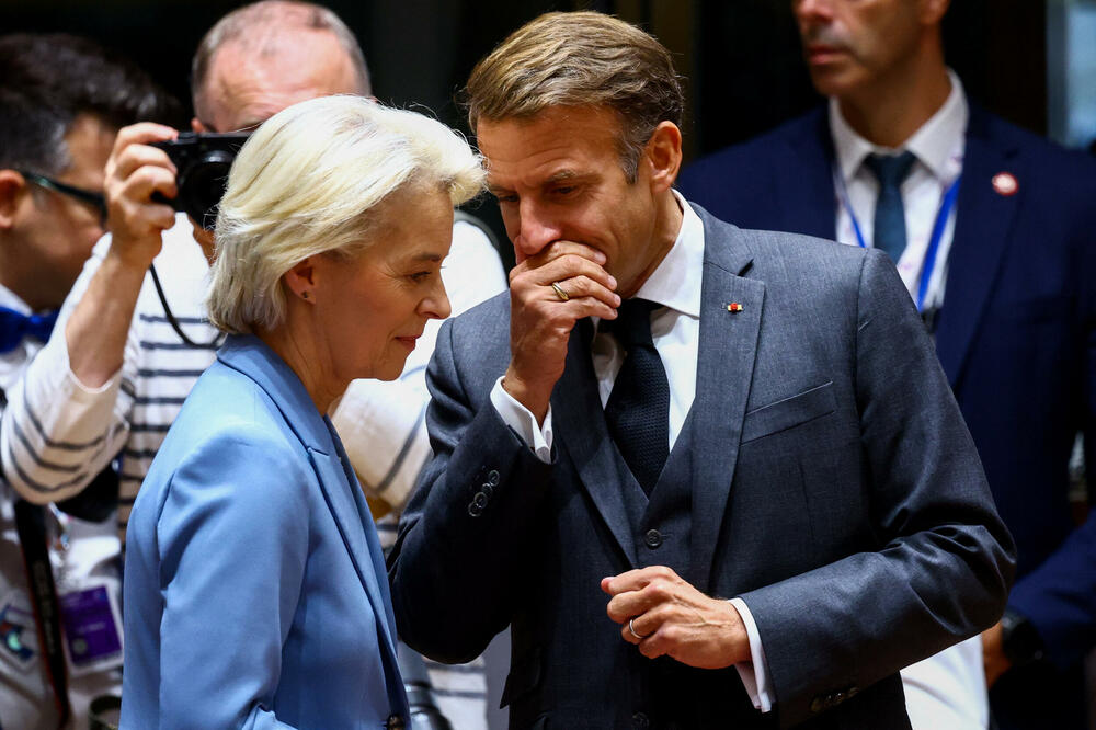 Predsjednica Evropske komisije Ursula fon der Lajen i francuski predsjednik Emanuel Makron na samitu EU u Briselu, Foto: REUTERS