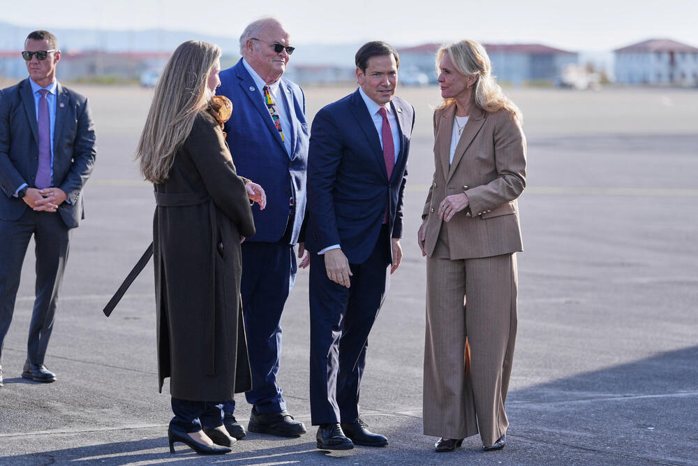 Bili Long sa  državnim sekretarom SAD i šeficom islandske diplomatije na aerodromu Keflavik, 6. oktobra