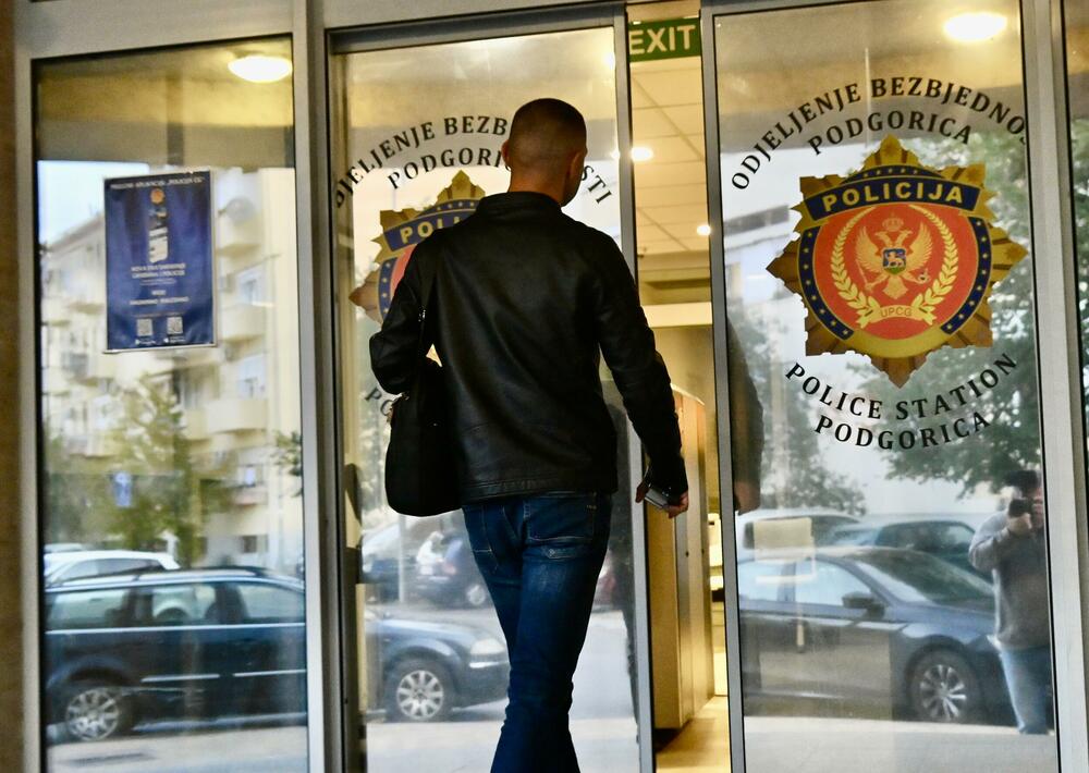 <p>"Poučen ovim iskustvom, ovom prilikom iznosim javno prijetnje predsjedniku Crne Gore Jakovu Milatoviću, bivšem predsjedniku Milu Đukanoviću, predsjedniku Vlade Milojku Spajiću, ministru pravde Bojanu Božoviću, potpredsjedniku Vlade za bezbjednost Aleksi Bečiću, predsjednici Vrhovnog suda Valentini Pavličić, vrhovnom državnom tužiocu Miloradu Markoviću, glavnom specijalnom tužiocu Vladimiru Novoviću, predsjedniku Skupštine Andriji Mandiću, kao i svim poslanicima crnogorskog parlamenta", kazao je Pejović u saopštenju</p>