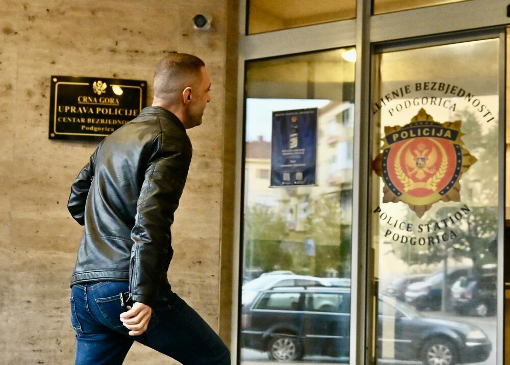 <p>"Poučen ovim iskustvom, ovom prilikom iznosim javno prijetnje predsjedniku Crne Gore Jakovu Milatoviću, bivšem predsjedniku Milu Đukanoviću, predsjedniku Vlade Milojku Spajiću, ministru pravde Bojanu Božoviću, potpredsjedniku Vlade za bezbjednost Aleksi Bečiću, predsjednici Vrhovnog suda Valentini Pavličić, vrhovnom državnom tužiocu Miloradu Markoviću, glavnom specijalnom tužiocu Vladimiru Novoviću, predsjedniku Skupštine Andriji Mandiću, kao i svim poslanicima crnogorskog parlamenta", kazao je Pejović u saopštenju</p>