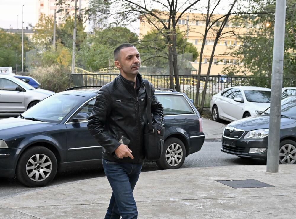 <p>"Poučen ovim iskustvom, ovom prilikom iznosim javno prijetnje predsjedniku Crne Gore Jakovu Milatoviću, bivšem predsjedniku Milu Đukanoviću, predsjedniku Vlade Milojku Spajiću, ministru pravde Bojanu Božoviću, potpredsjedniku Vlade za bezbjednost Aleksi Bečiću, predsjednici Vrhovnog suda Valentini Pavličić, vrhovnom državnom tužiocu Miloradu Markoviću, glavnom specijalnom tužiocu Vladimiru Novoviću, predsjedniku Skupštine Andriji Mandiću, kao i svim poslanicima crnogorskog parlamenta", kazao je Pejović u saopštenju</p>