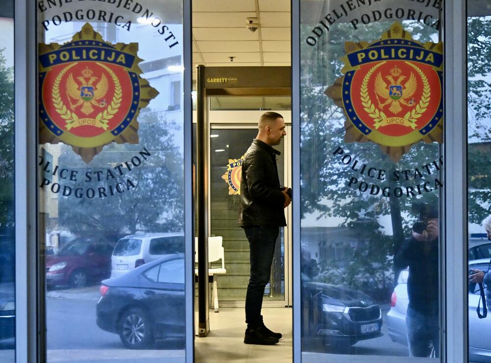 <p>"Poučen ovim iskustvom, ovom prilikom iznosim javno prijetnje predsjedniku Crne Gore Jakovu Milatoviću, bivšem predsjedniku Milu Đukanoviću, predsjedniku Vlade Milojku Spajiću, ministru pravde Bojanu Božoviću, potpredsjedniku Vlade za bezbjednost Aleksi Bečiću, predsjednici Vrhovnog suda Valentini Pavličić, vrhovnom državnom tužiocu Miloradu Markoviću, glavnom specijalnom tužiocu Vladimiru Novoviću, predsjedniku Skupštine Andriji Mandiću, kao i svim poslanicima crnogorskog parlamenta", kazao je Pejović u saopštenju</p>