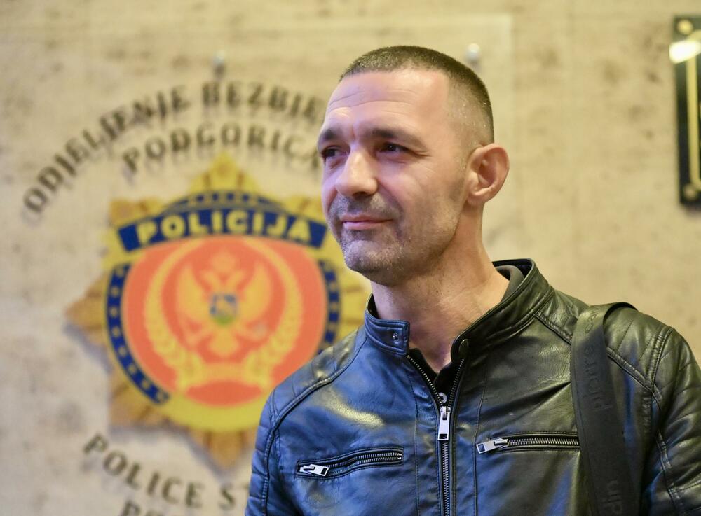 <p>"Poučen ovim iskustvom, ovom prilikom iznosim javno prijetnje predsjedniku Crne Gore Jakovu Milatoviću, bivšem predsjedniku Milu Đukanoviću, predsjedniku Vlade Milojku Spajiću, ministru pravde Bojanu Božoviću, potpredsjedniku Vlade za bezbjednost Aleksi Bečiću, predsjednici Vrhovnog suda Valentini Pavličić, vrhovnom državnom tužiocu Miloradu Markoviću, glavnom specijalnom tužiocu Vladimiru Novoviću, predsjedniku Skupštine Andriji Mandiću, kao i svim poslanicima crnogorskog parlamenta", kazao je Pejović u saopštenju</p>