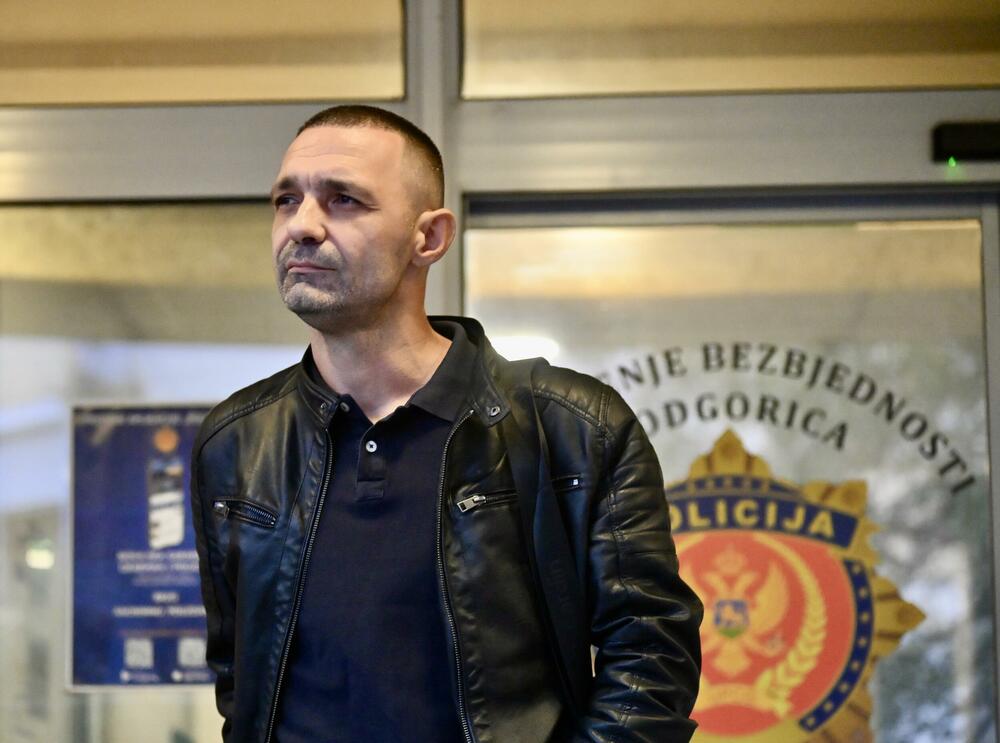 <p>"Poučen ovim iskustvom, ovom prilikom iznosim javno prijetnje predsjedniku Crne Gore Jakovu Milatoviću, bivšem predsjedniku Milu Đukanoviću, predsjedniku Vlade Milojku Spajiću, ministru pravde Bojanu Božoviću, potpredsjedniku Vlade za bezbjednost Aleksi Bečiću, predsjednici Vrhovnog suda Valentini Pavličić, vrhovnom državnom tužiocu Miloradu Markoviću, glavnom specijalnom tužiocu Vladimiru Novoviću, predsjedniku Skupštine Andriji Mandiću, kao i svim poslanicima crnogorskog parlamenta", kazao je Pejović u saopštenju</p>