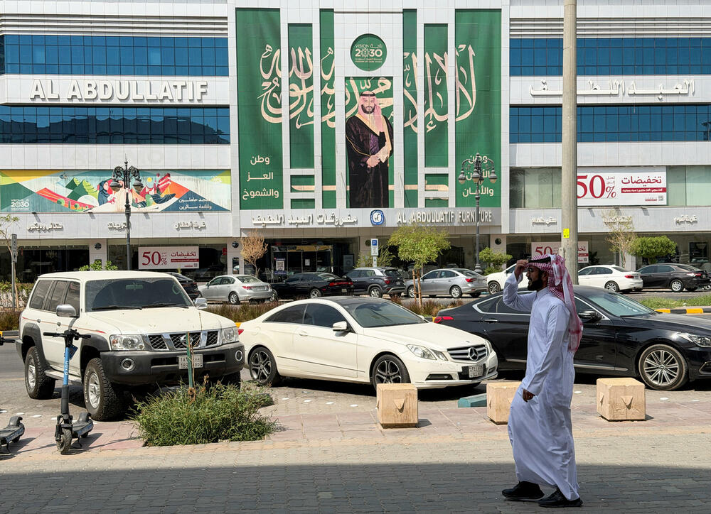 Baner sa likom Mohameda bin Salmana na zgradi u Rijadu