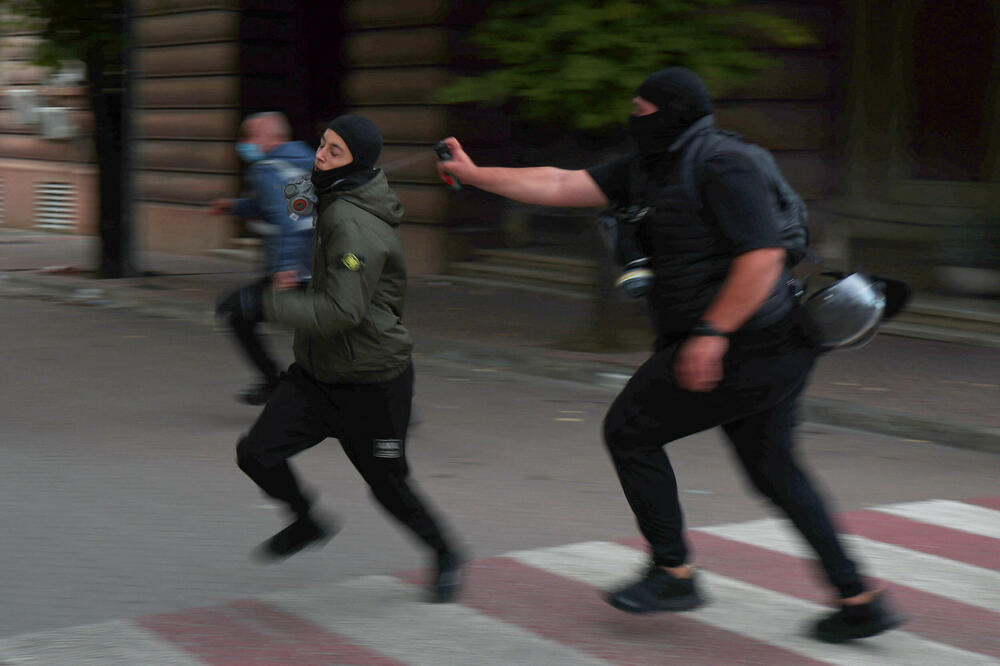 Policajac u civilu koristi biber-sprej dok juri demonstranta tokom antivladinog protesta u Tirani, Foto: Reuters