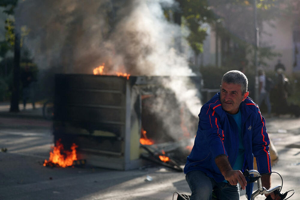 <p>Ulice u Tirani bile su zasute zapaljenim kantama za smeće, razbijenim autobuskim stajalištima i slomljenim signalnim svjetlima</p>