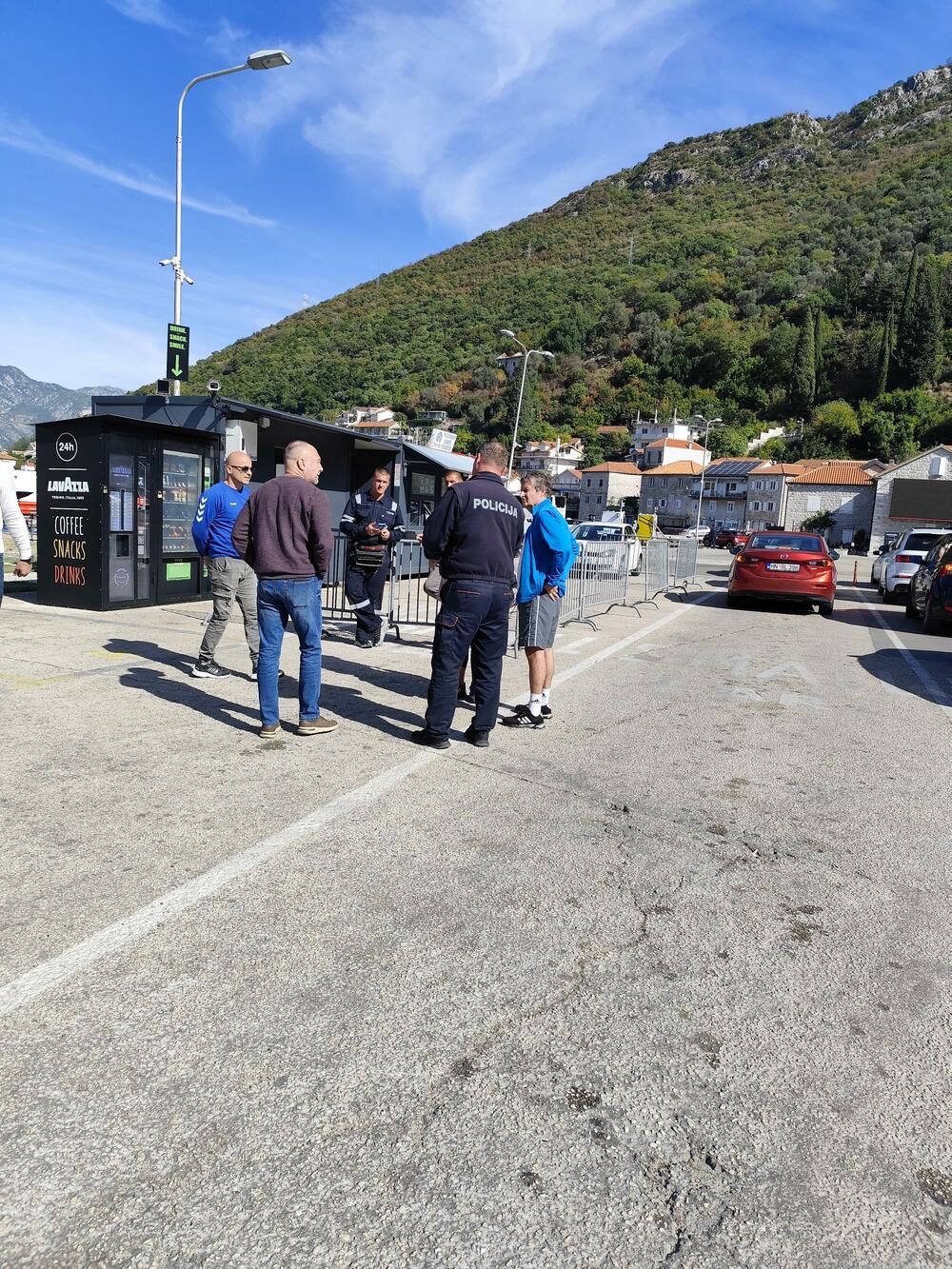 Ban (skroz desno) u raspravi sa zaposlenima i policijom