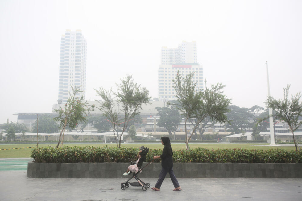 Dim od šumskih požara prekriva grad Medan, na sjeveru indonežanskog ostrva Sumatra, u četvrtak, 15. oktobra 2026. godine, Foto: Beta/AP