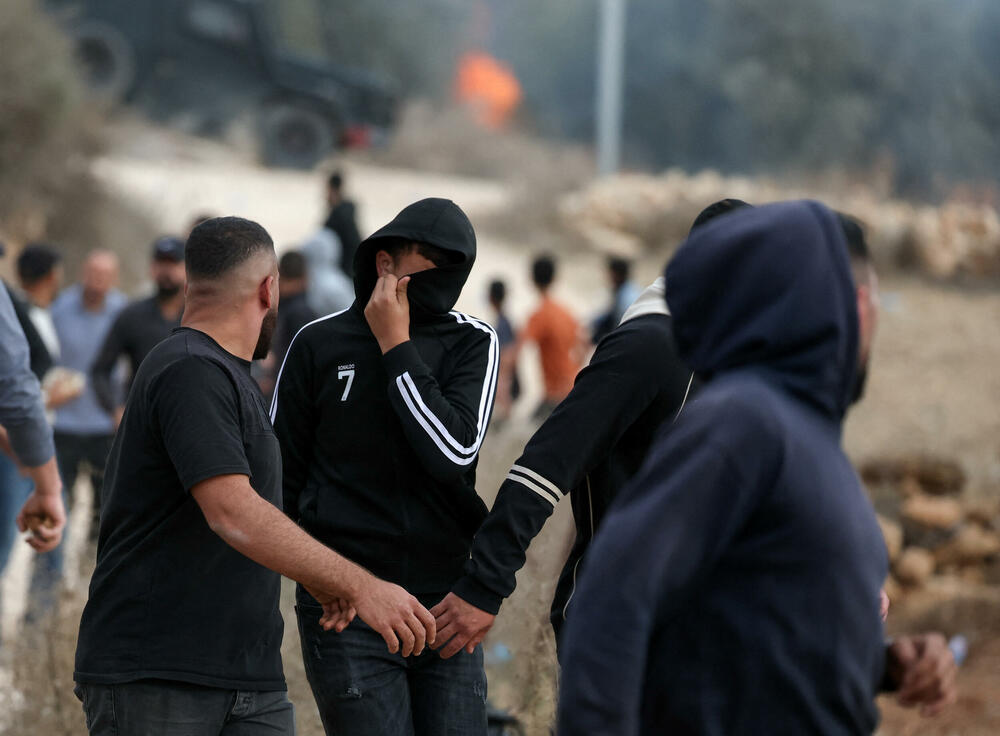<p>Oko 80 doseljenika, od kojih su neki nosili kanistere sa gasom, spustilo se sa brda iznad terasastog maslinjaka, gdje su se mještani sela Abu Falah okupili kako bi brali zrele plodove maslina, što predstavlja važnu godišnju tradiciju u životu Palestinaca, naveli su očevici Rojtersa</p>  <p>Napad je nastavljen i nakon dolaska vojske, a izraelski vojnici ispaljivali su suzavac u pravcu Palestinaca koji su se prethodno sklonili pred džipovima. U tom području čuli su se i pucnji iz vatrenog oružja, a fotograf Rojtersa vidio je najmanje jednog naoružanog doseljenika kako puca</p>