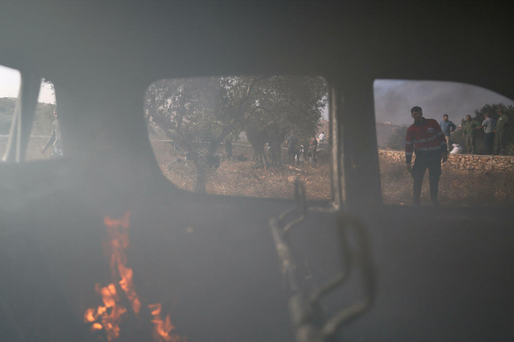 <p>Oko 80 doseljenika, od kojih su neki nosili kanistere sa gasom, spustilo se sa brda iznad terasastog maslinjaka, gdje su se mještani sela Abu Falah okupili kako bi brali zrele plodove maslina, što predstavlja važnu godišnju tradiciju u životu Palestinaca, naveli su očevici Rojtersa</p>  <p>Napad je nastavljen i nakon dolaska vojske, a izraelski vojnici ispaljivali su suzavac u pravcu Palestinaca koji su se prethodno sklonili pred džipovima. U tom području čuli su se i pucnji iz vatrenog oružja, a fotograf Rojtersa vidio je najmanje jednog naoružanog doseljenika kako puca</p>