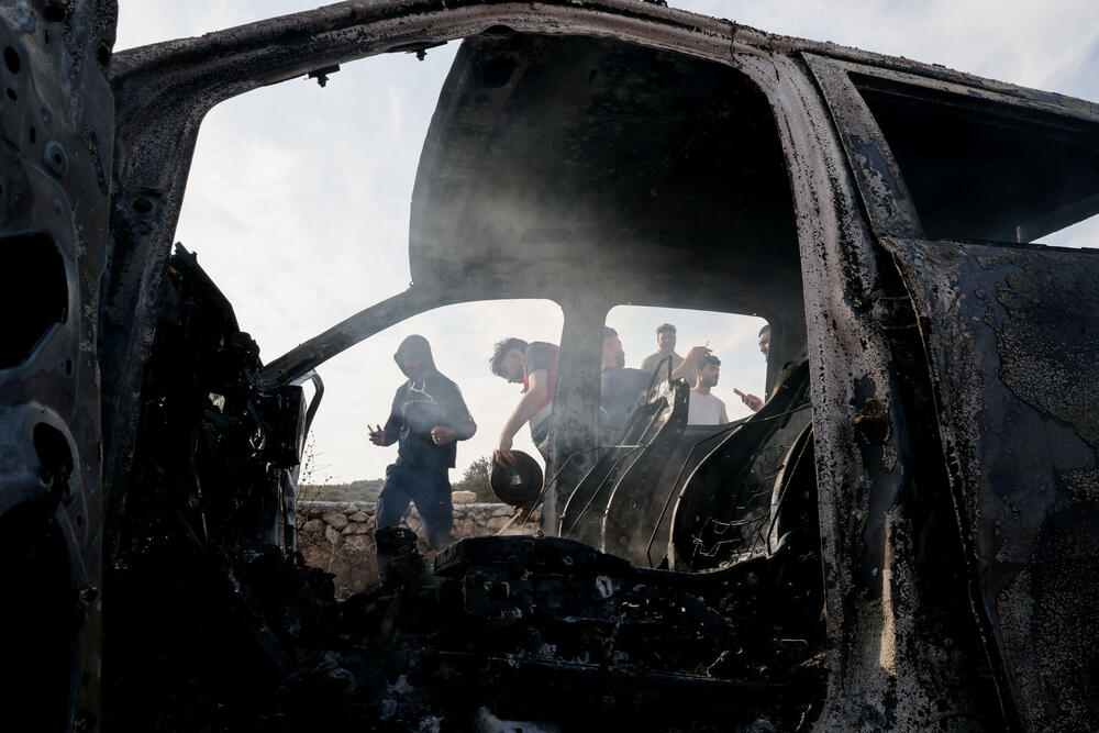 <p>Oko 80 doseljenika, od kojih su neki nosili kanistere sa gasom, spustilo se sa brda iznad terasastog maslinjaka, gdje su se mještani sela Abu Falah okupili kako bi brali zrele plodove maslina, što predstavlja važnu godišnju tradiciju u životu Palestinaca, naveli su očevici Rojtersa</p>  <p>Napad je nastavljen i nakon dolaska vojske, a izraelski vojnici ispaljivali su suzavac u pravcu Palestinaca koji su se prethodno sklonili pred džipovima. U tom području čuli su se i pucnji iz vatrenog oružja, a fotograf Rojtersa vidio je najmanje jednog naoružanog doseljenika kako puca</p>