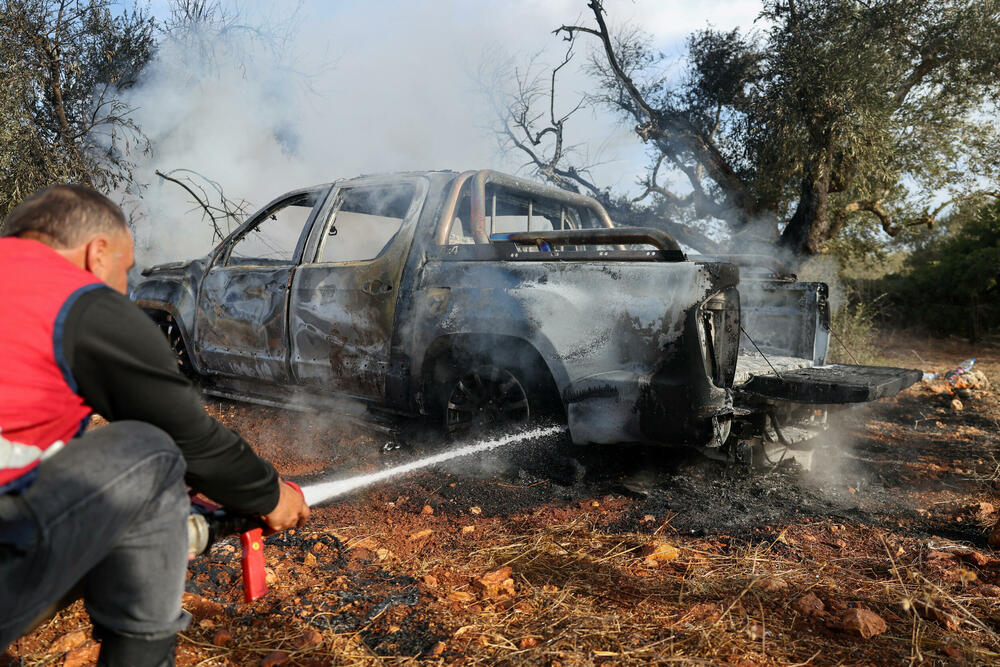 <p>Oko 80 doseljenika, od kojih su neki nosili kanistere sa gasom, spustilo se sa brda iznad terasastog maslinjaka, gdje su se mještani sela Abu Falah okupili kako bi brali zrele plodove maslina, što predstavlja važnu godišnju tradiciju u životu Palestinaca, naveli su očevici Rojtersa</p>  <p>Napad je nastavljen i nakon dolaska vojske, a izraelski vojnici ispaljivali su suzavac u pravcu Palestinaca koji su se prethodno sklonili pred džipovima. U tom području čuli su se i pucnji iz vatrenog oružja, a fotograf Rojtersa vidio je najmanje jednog naoružanog doseljenika kako puca</p>