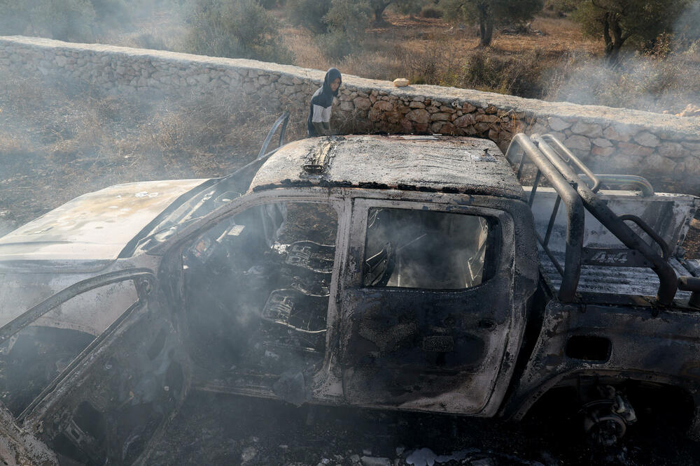 <p>Oko 80 doseljenika, od kojih su neki nosili kanistere sa gasom, spustilo se sa brda iznad terasastog maslinjaka, gdje su se mještani sela Abu Falah okupili kako bi brali zrele plodove maslina, što predstavlja važnu godišnju tradiciju u životu Palestinaca, naveli su očevici Rojtersa</p>  <p>Napad je nastavljen i nakon dolaska vojske, a izraelski vojnici ispaljivali su suzavac u pravcu Palestinaca koji su se prethodno sklonili pred džipovima. U tom području čuli su se i pucnji iz vatrenog oružja, a fotograf Rojtersa vidio je najmanje jednog naoružanog doseljenika kako puca</p>