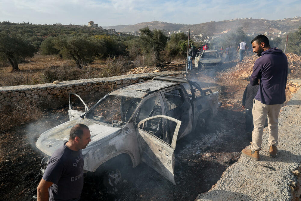 <p>Oko 80 doseljenika, od kojih su neki nosili kanistere sa gasom, spustilo se sa brda iznad terasastog maslinjaka, gdje su se mještani sela Abu Falah okupili kako bi brali zrele plodove maslina, što predstavlja važnu godišnju tradiciju u životu Palestinaca, naveli su očevici Rojtersa</p>  <p>Napad je nastavljen i nakon dolaska vojske, a izraelski vojnici ispaljivali su suzavac u pravcu Palestinaca koji su se prethodno sklonili pred džipovima. U tom području čuli su se i pucnji iz vatrenog oružja, a fotograf Rojtersa vidio je najmanje jednog naoružanog doseljenika kako puca</p>