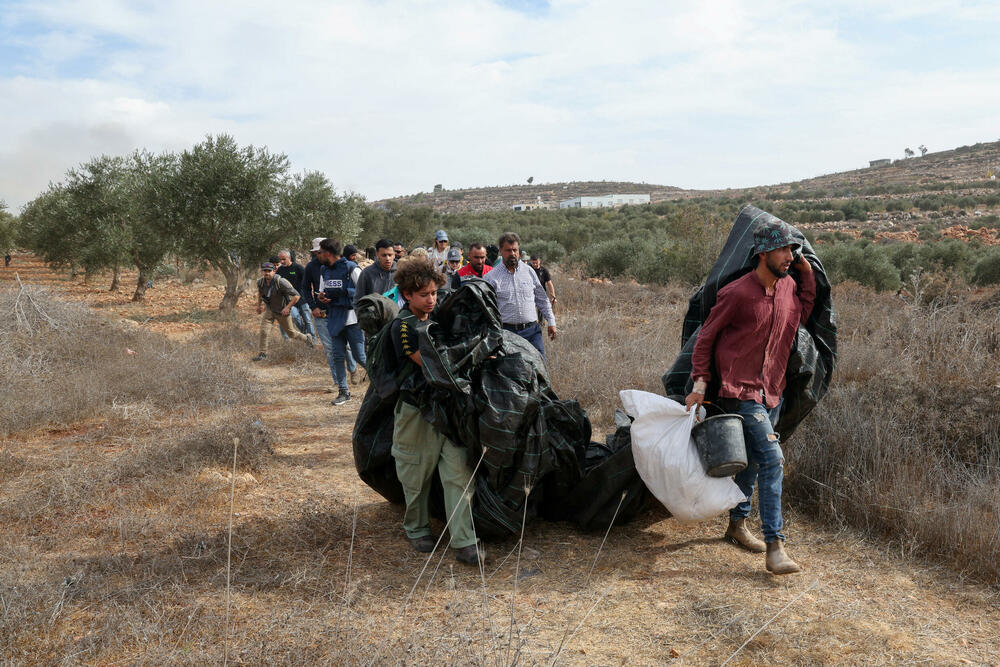 <p>Oko 80 doseljenika, od kojih su neki nosili kanistere sa gasom, spustilo se sa brda iznad terasastog maslinjaka, gdje su se mještani sela Abu Falah okupili kako bi brali zrele plodove maslina, što predstavlja važnu godišnju tradiciju u životu Palestinaca, naveli su očevici Rojtersa</p>  <p>Napad je nastavljen i nakon dolaska vojske, a izraelski vojnici ispaljivali su suzavac u pravcu Palestinaca koji su se prethodno sklonili pred džipovima. U tom području čuli su se i pucnji iz vatrenog oružja, a fotograf Rojtersa vidio je najmanje jednog naoružanog doseljenika kako puca</p>
