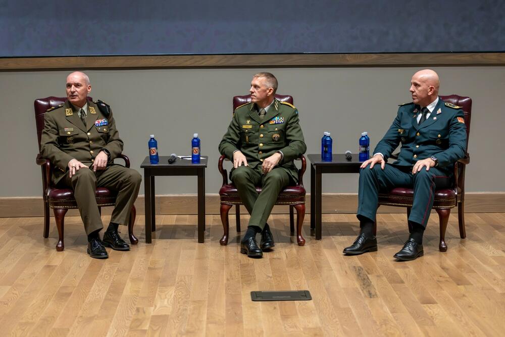<p>Iz tog Ministarstva odbrane su kazali da je brigadni general Miodrag Vuksanović završio Ratni koledž Kopnene vojske SAD 2016. godine, kada je stekao priznanje "Distinguished Graduate" , koje se dodjeljuje polaznicima za izuzetne rezultate tokom školovanja.</p>