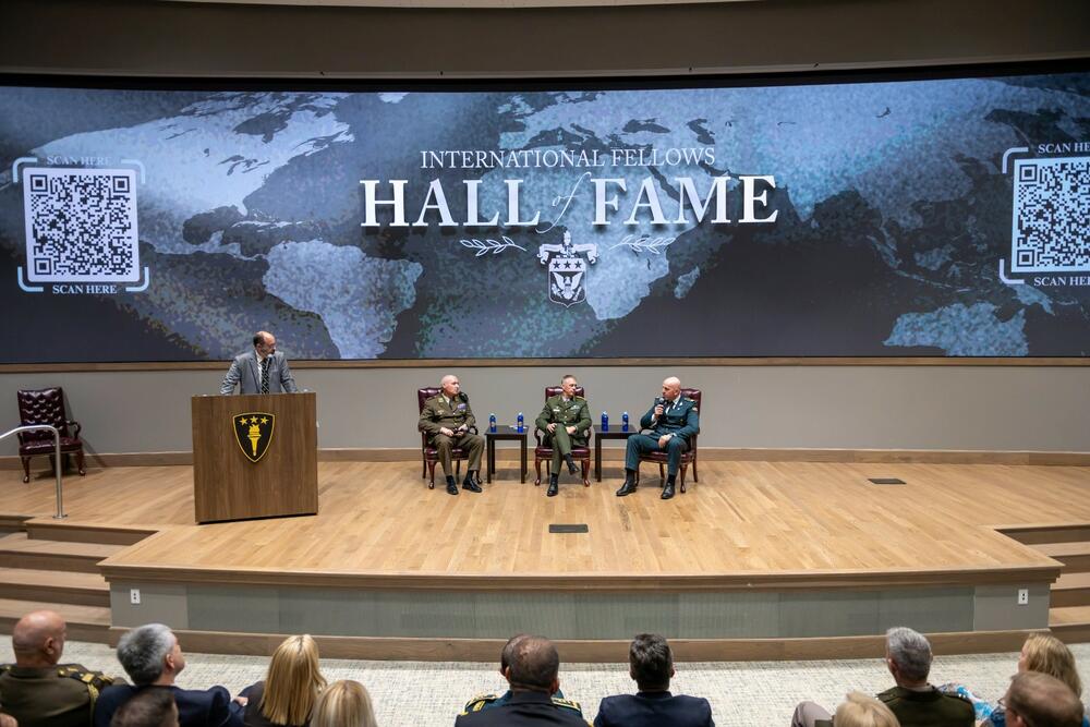 <p>Iz tog Ministarstva odbrane su kazali da je brigadni general Miodrag Vuksanović završio Ratni koledž Kopnene vojske SAD 2016. godine, kada je stekao priznanje "Distinguished Graduate" , koje se dodjeljuje polaznicima za izuzetne rezultate tokom školovanja.</p>