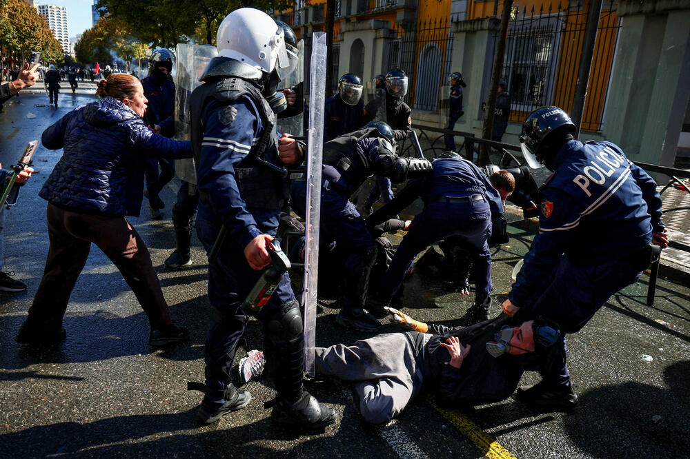 Sukob demonstranata i policije u Tirani, Foto: Reuters