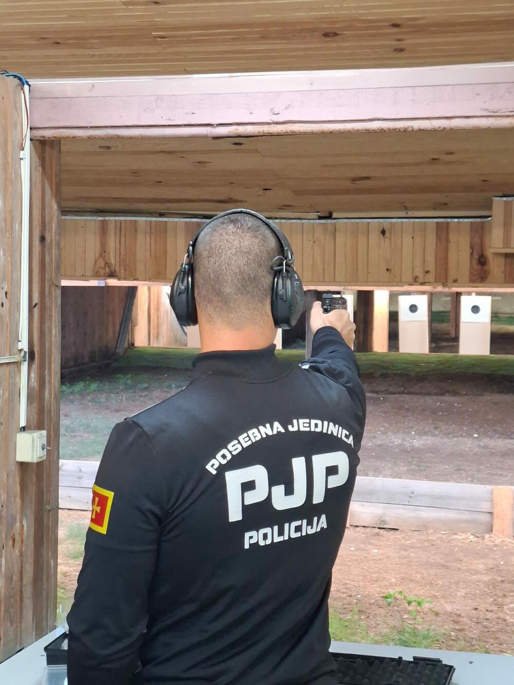 <p>"Uspjesi pripadnika crnogorske Posebne jedinice policije rezultat su predanog rada, istrajnosti, discipline i snažne motivacije, a ujedno su i potvrda vrijednosti koje povezuju policijsku profesiju i vrhunsku sportsku fizičku spremnost, a to su odgovornost, samokontrola, hrabrost, timski duh i sposobnost da se u svakom trenutku pruži maksimum", navodi se u saopštenju Uprave policije (UP)</p>