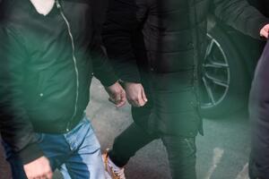Uhapšene dvije osobe: Osumnjičene da su šipkom, ključem za šarafe...