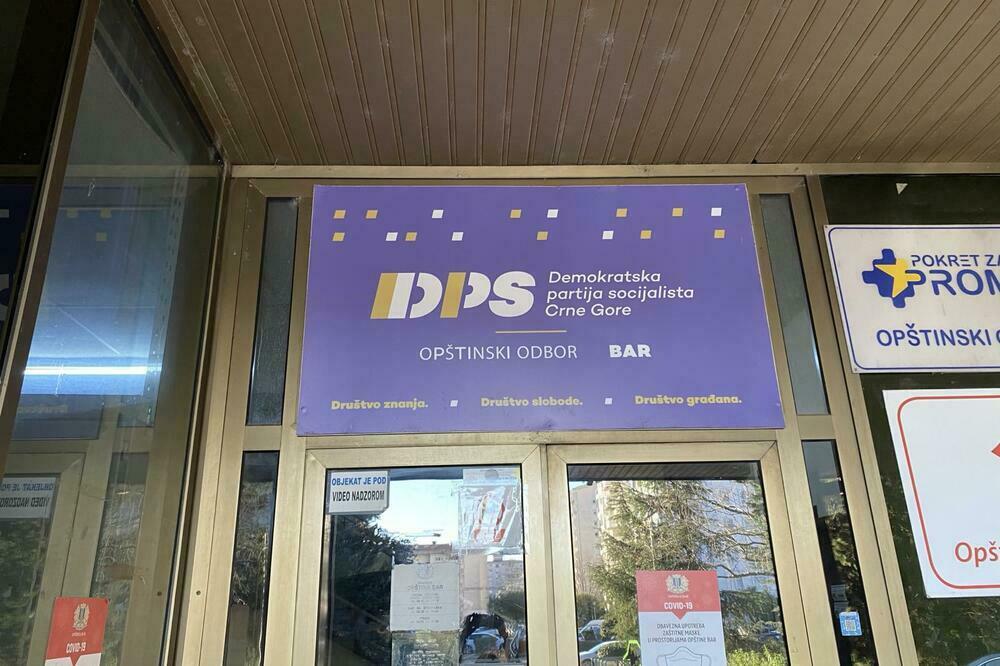 Partijski ulaz u zgradu barske Opštine, Foto: Marija Pešić