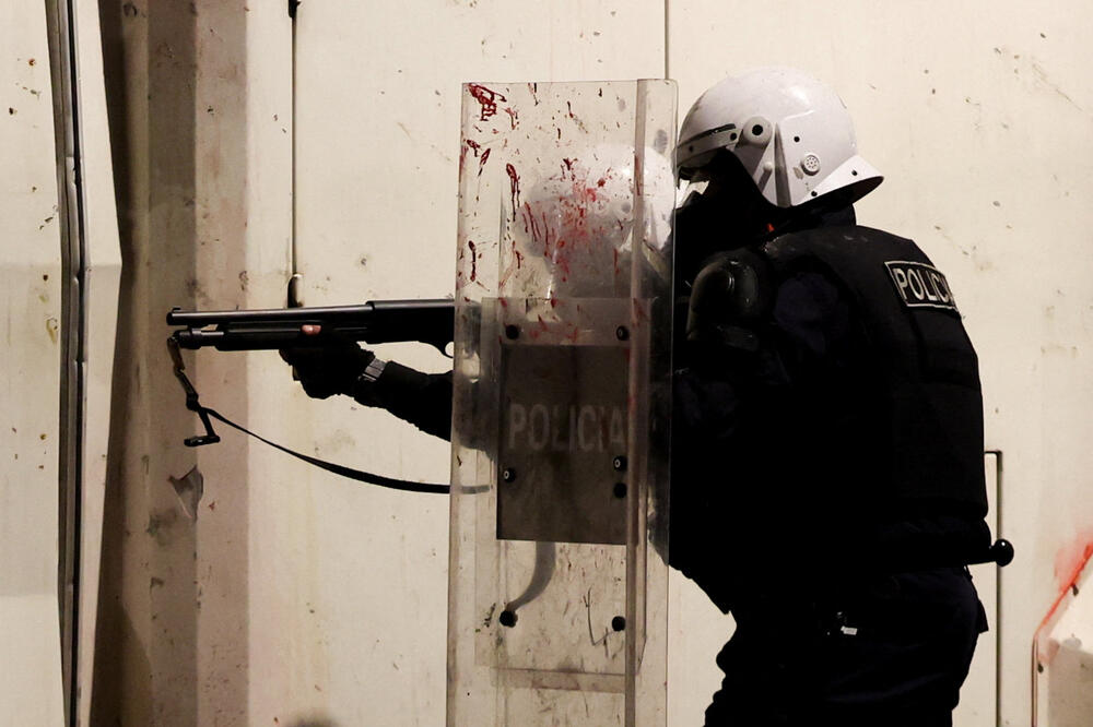 <p>Protest je postao nasilan kad je grupa maskiranih mladih ljudi počela da gađa kamenjem pripadnike policije za razbijanje demonstracija, koji su uzvratili šok-bombama, suzavcem i vodenim topovima</p>