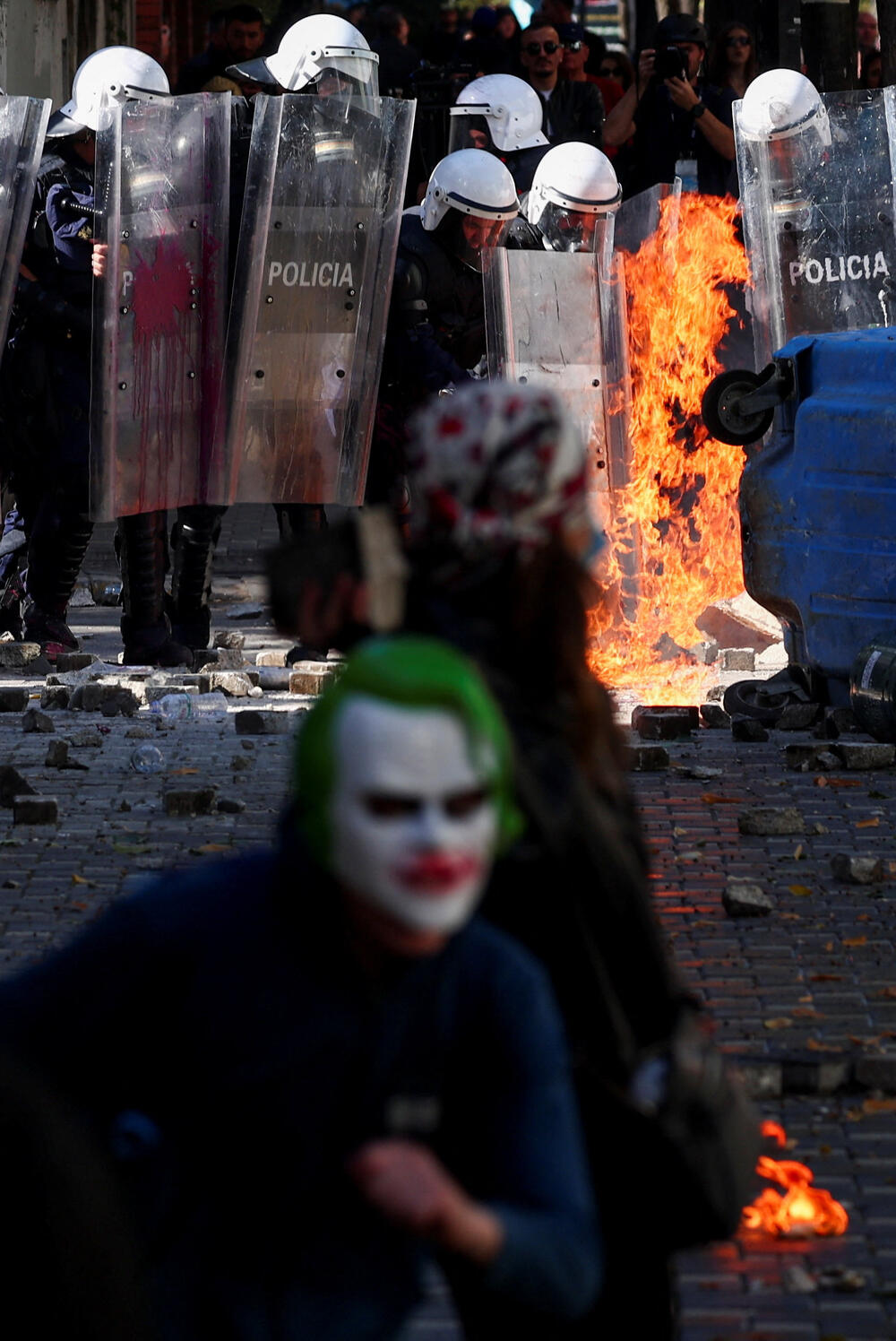 <p>Protest je postao nasilan kad je grupa maskiranih mladih ljudi počela da gađa kamenjem pripadnike policije za razbijanje demonstracija, koji su uzvratili šok-bombama, suzavcem i vodenim topovima</p>
