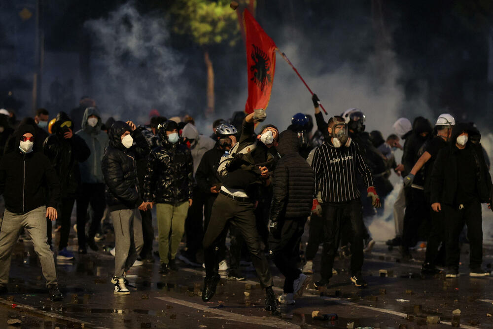 <p>Protest je postao nasilan kad je grupa maskiranih mladih ljudi počela da gađa kamenjem pripadnike policije za razbijanje demonstracija, koji su uzvratili šok-bombama, suzavcem i vodenim topovima</p>