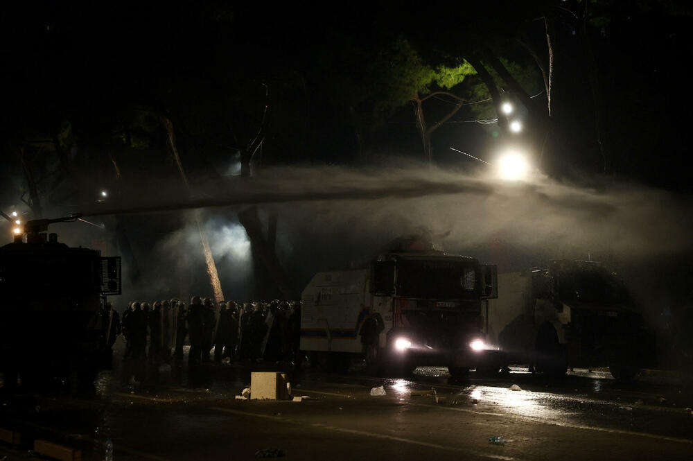 <p>Protest je postao nasilan kad je grupa maskiranih mladih ljudi počela da gađa kamenjem pripadnike policije za razbijanje demonstracija, koji su uzvratili šok-bombama, suzavcem i vodenim topovima</p>