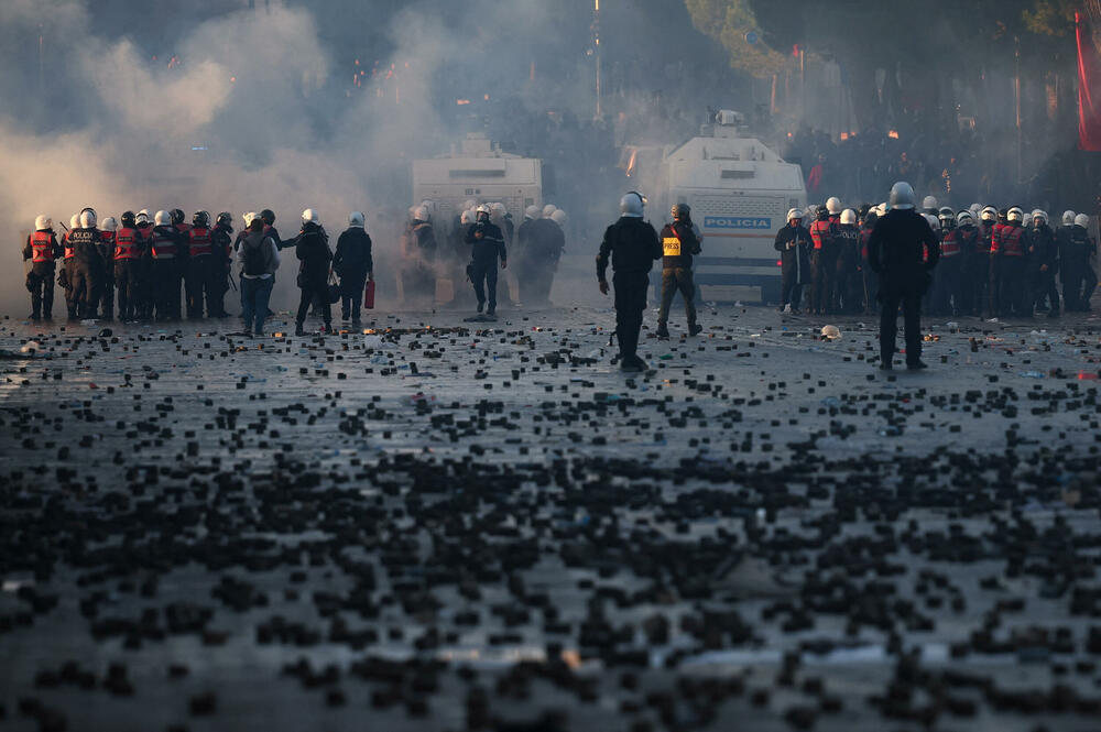 <p>Protest je postao nasilan kad je grupa maskiranih mladih ljudi počela da gađa kamenjem pripadnike policije za razbijanje demonstracija, koji su uzvratili šok-bombama, suzavcem i vodenim topovima</p>
