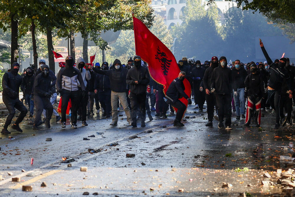 <p>Protest je postao nasilan kad je grupa maskiranih mladih ljudi počela da gađa kamenjem pripadnike policije za razbijanje demonstracija, koji su uzvratili šok-bombama, suzavcem i vodenim topovima</p>