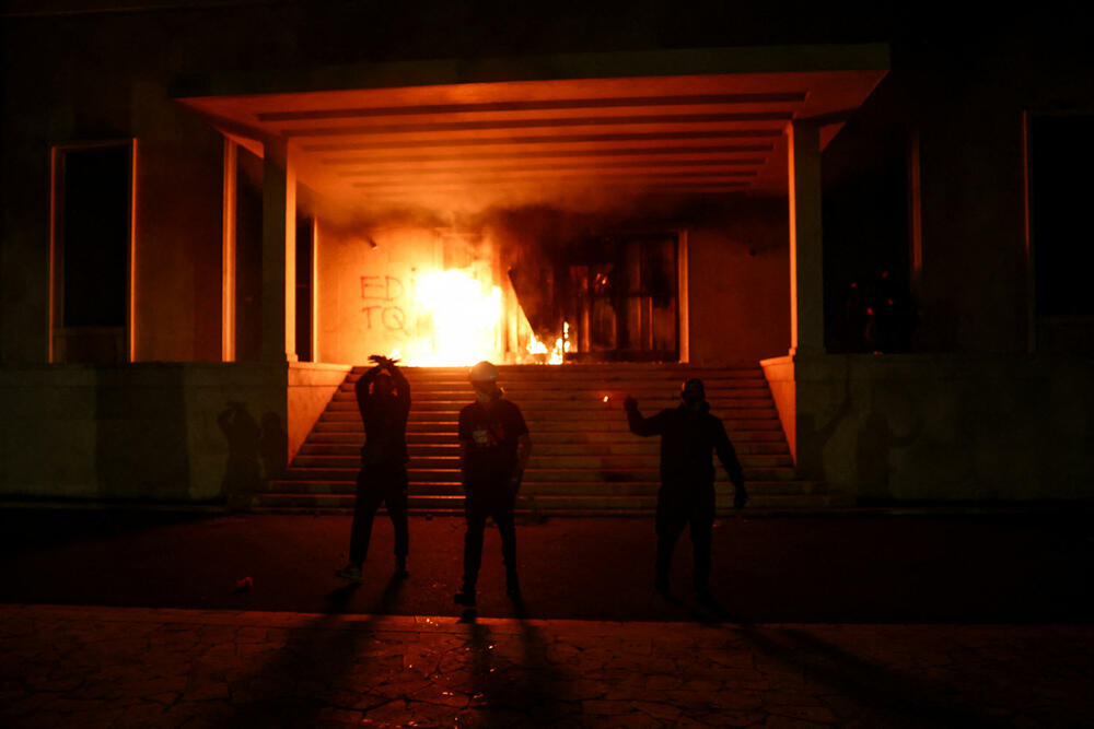 <p>Protest je postao nasilan kad je grupa maskiranih mladih ljudi počela da gađa kamenjem pripadnike policije za razbijanje demonstracija, koji su uzvratili šok-bombama, suzavcem i vodenim topovima</p>